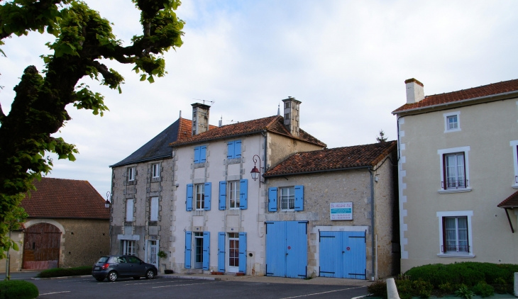 Maisons du village; - Leignes-sur-Fontaine
