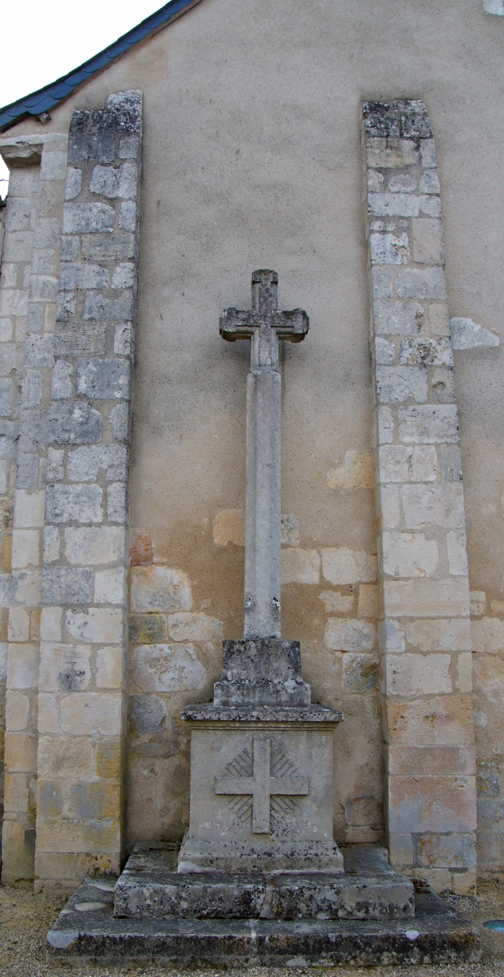 Croix de mission contre la façade occidentale de l'église. - Leignes-sur-Fontaine