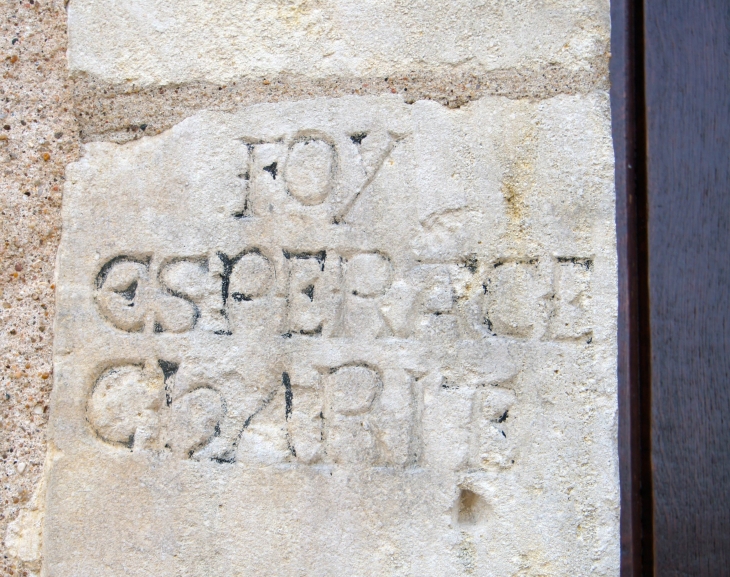 Inscriptions lapidaires, datant du XVIe siècle-autour-du-portail-de-l-eglise - Leignes-sur-Fontaine