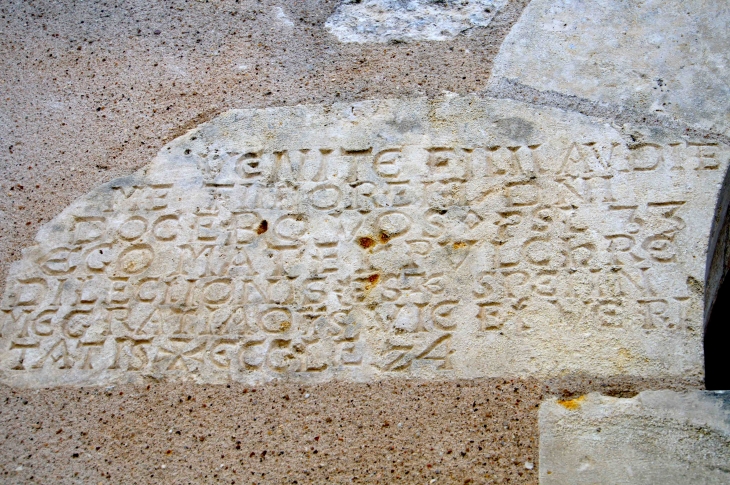 Inscriptions lapidaires, datant du XVIe siècle-autour-du-portail-de-l-eglise - Leignes-sur-Fontaine