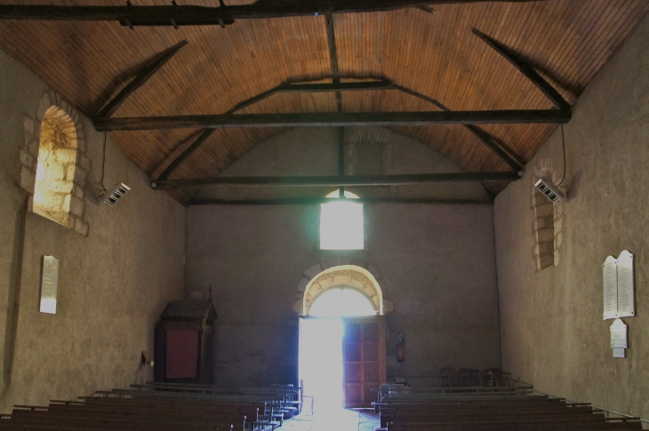 Intérieur de l'église vers le portail. - Leignes-sur-Fontaine