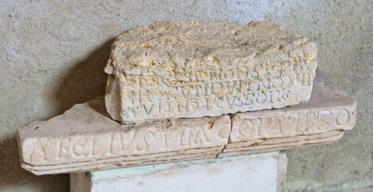 Inscriptions lapidaires. - Leignes-sur-Fontaine