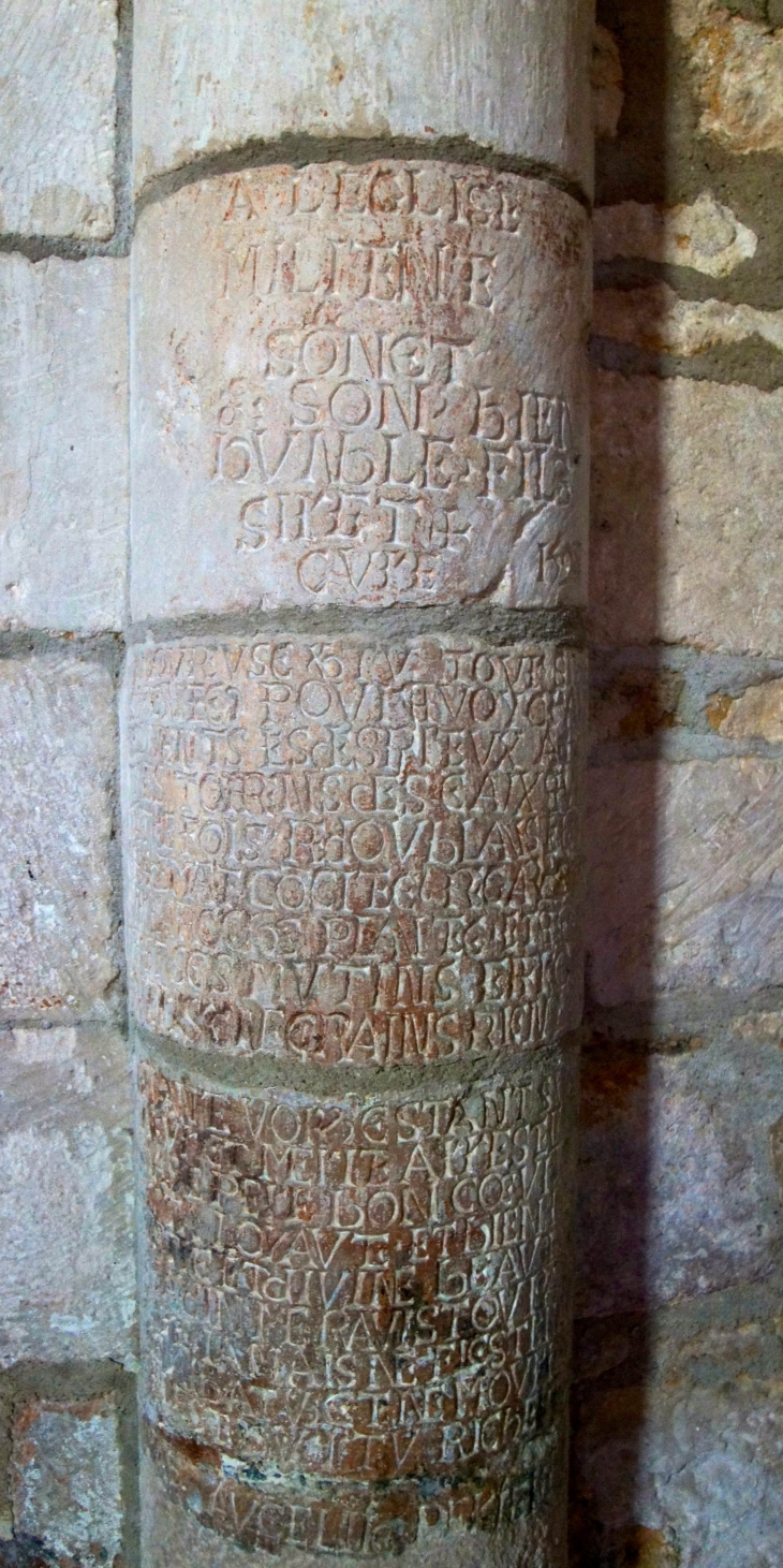 Inscriptions lapidaires sur les colonnes. - Leignes-sur-Fontaine