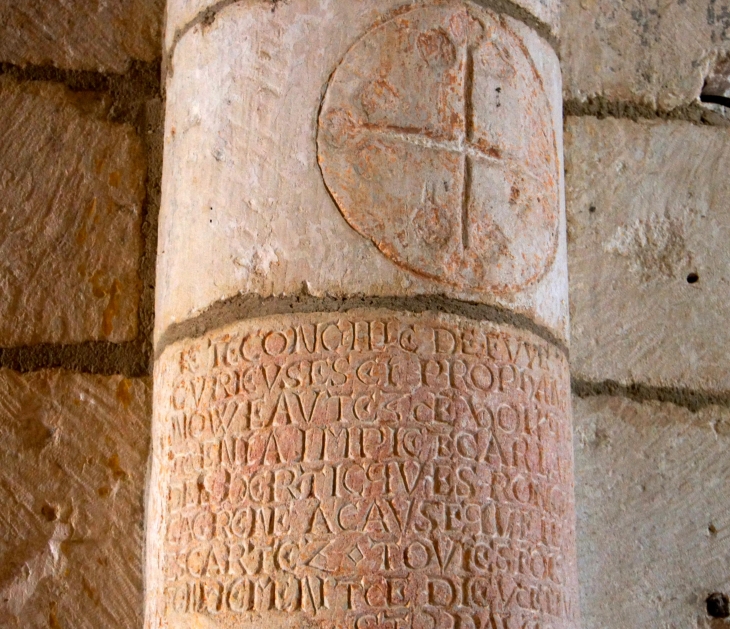 Inscriptions lapidaires sur les colonnes. - Leignes-sur-Fontaine