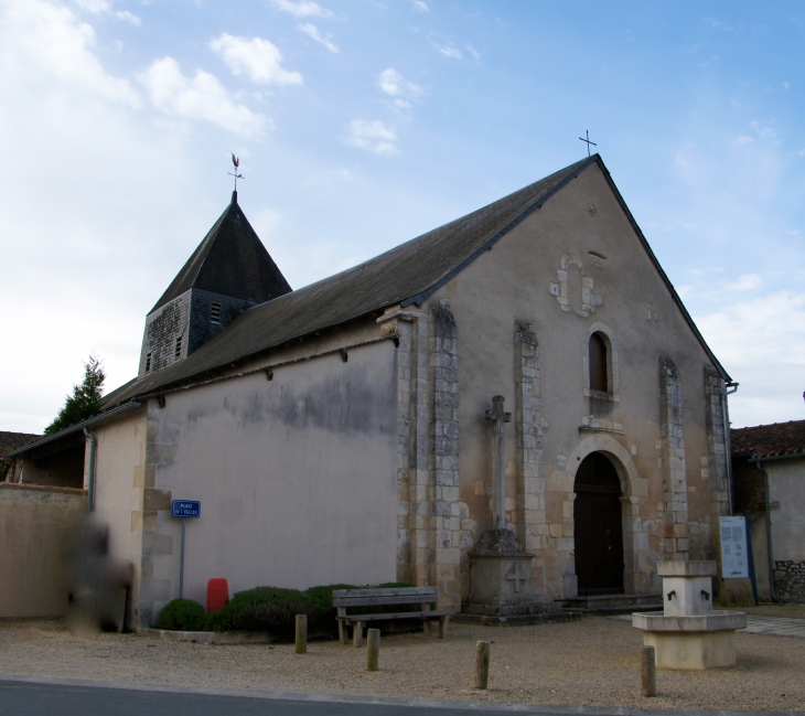 L'église Saint-Hilaire du XIe siècle. - Leignes-sur-Fontaine