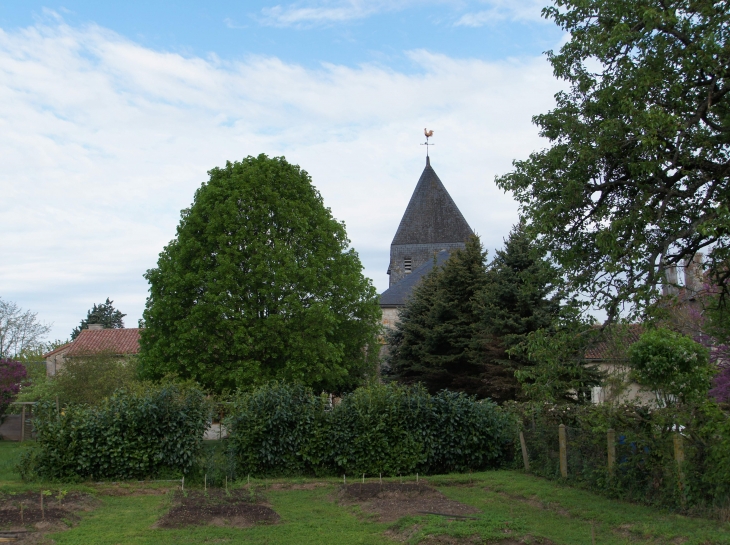 Le clocher de l'église Saint-Hilaire. - Leignes-sur-Fontaine