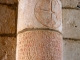 Inscriptions lapidaires sur les colonnes.