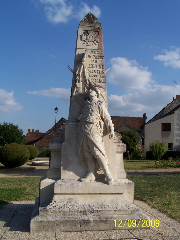 Le monument aux morts - Lésigny