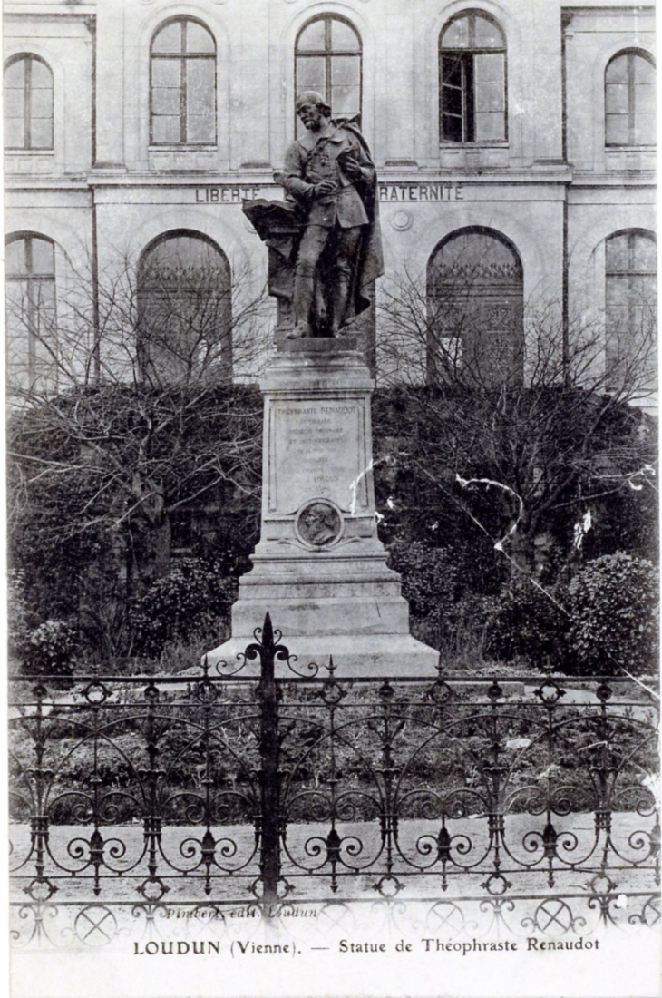 Statue de Théophraste Renaudot, vers 1905 (carte postale ancienne). - Loudun