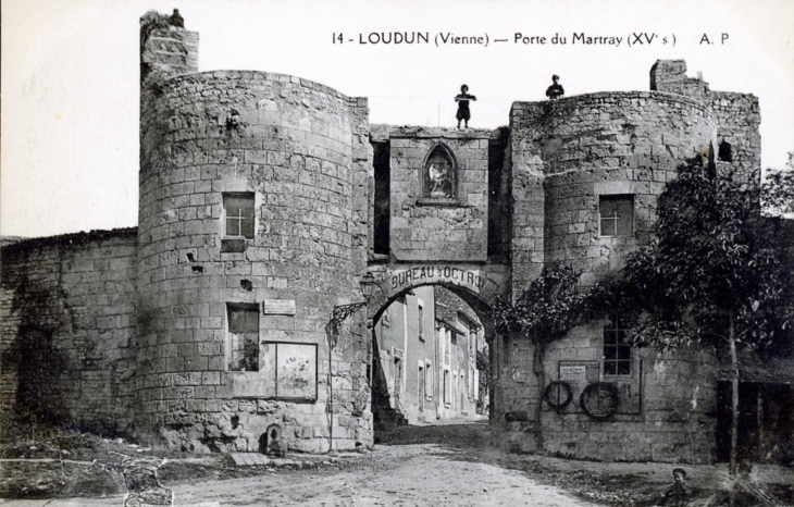 Porte du Martray, XVe siècle, vers 1920 (carte postale ancienne). - Loudun