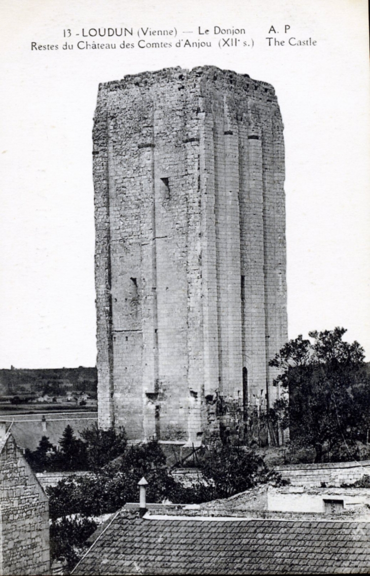 Le donjon - restes du château des Comtes d'Anjou XIIe siècle, vers 1920 (carte postale ancienne). - Loudun