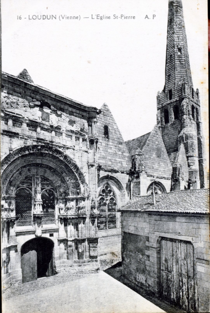 L'église Saint Pierre, vers 1920 (carte postale ancienne). - Loudun