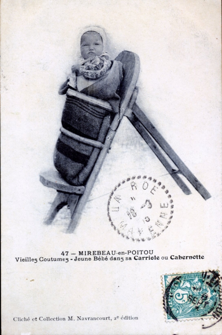 Vieilles coutumes - Jeune bébé dans sa Carriole ou Cabernotte, vers 1905 (carte postale ancienne). - Mirebeau