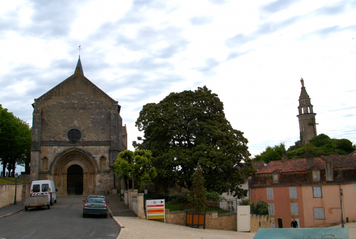 Dans la ville haute, façade principale de l'église Notre-Dame. - Montmorillon