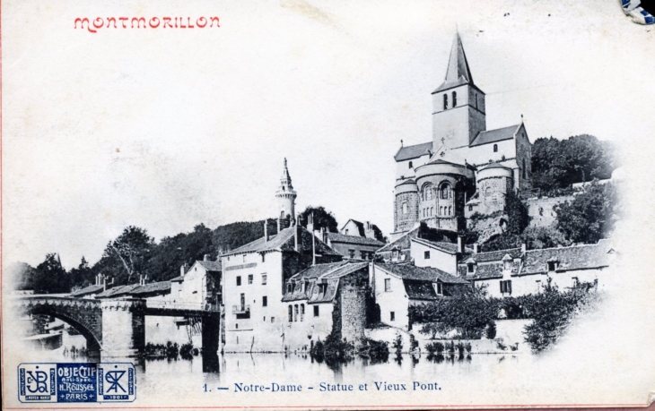 Notre-Dame - Statue et Vieux Port, vers 1910 (carte postale ancienne). - Montmorillon