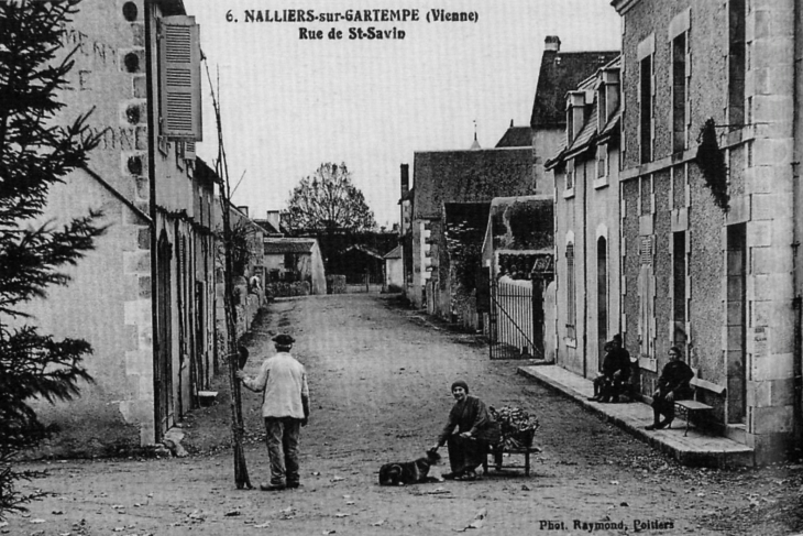 Rue de Saint-Savin, début XXe siècle (carte postale ancienne). - Nalliers