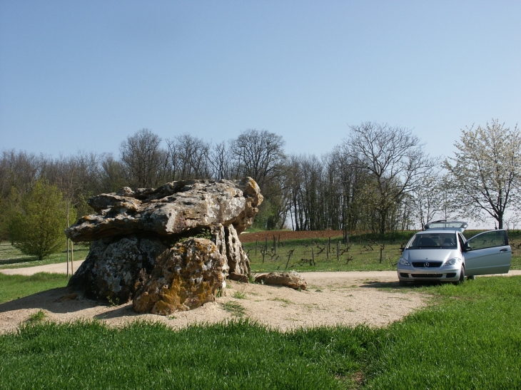 La pierre levée (2006) - Neuville-de-Poitou