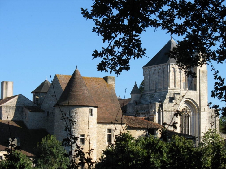 Abbaye et anciens logements conventuels, (actuelle mairie) - Nouaillé-Maupertuis