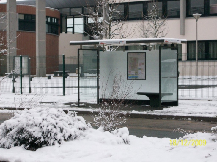 Arrêt de bus du lycée St Jacques de Compostelle. - Poitiers