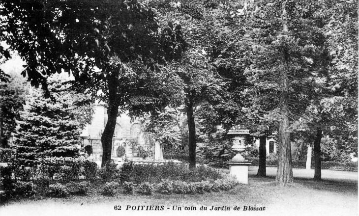 Un coin du jardin de Blossac, vers 1910 (carte postale ancienne). - Poitiers