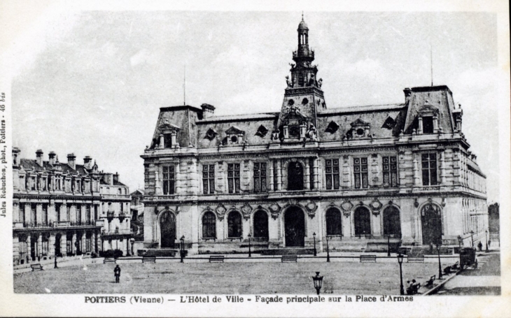 L'hôtel de ville - Façade principale sur la place d'Armes, vers 1920 (carte postale ancienne). - Poitiers