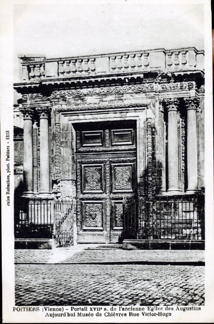 Portail XVIIe siècle de l'ancienne église des Augustins, vers 1920 (carte postale ancienne). - Poitiers