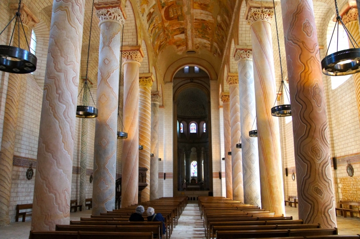 La nef (42m de long et 17m de large) vers le choeur avec ses colonnes, décors en faux marbre (XIXe siècle). - Saint-Savin