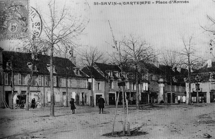 Place d'Armes, début XXe siècle (carte postale ancienne). - Saint-Savin