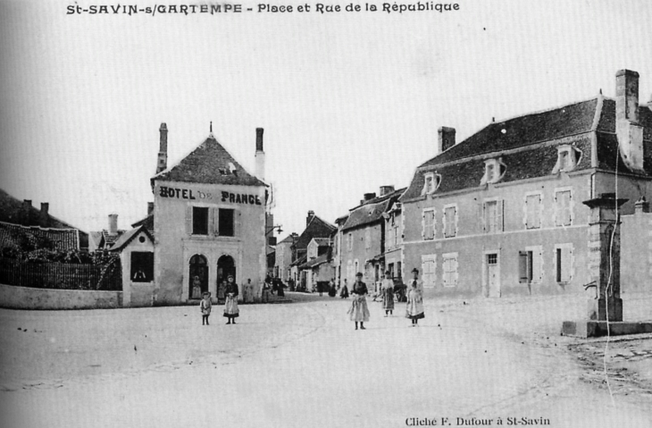Place et rue de la République, début XXe siècle (carte postale ancienne). - Saint-Savin