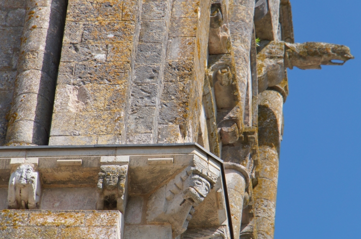 Détail : gargouille et modillons sur le clocher de l'Abbatial. - Saint-Savin
