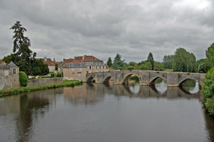Le Vieux Pont (13e siècle). - Saint-Savin
