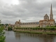Photo précédente de Saint-Savin A la gauche de l'église abbatiale, le bâtiment conventuel.  Le bâtiment conventuel fut construit à partir de 1682, par François Le Duc. Il est construit dans la tradition des monastères bénédictins. 