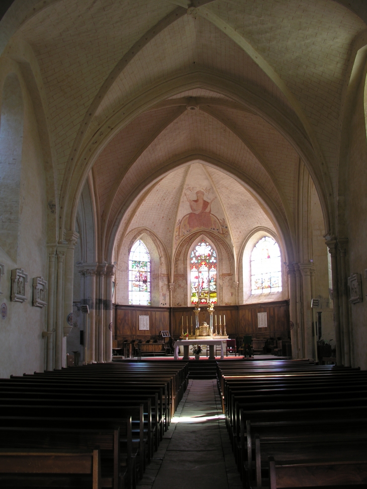 La-nef-de-l-eglise-st-georges-et-dans-le-choeur-la-fresque-du-saint-patron - Vivonne