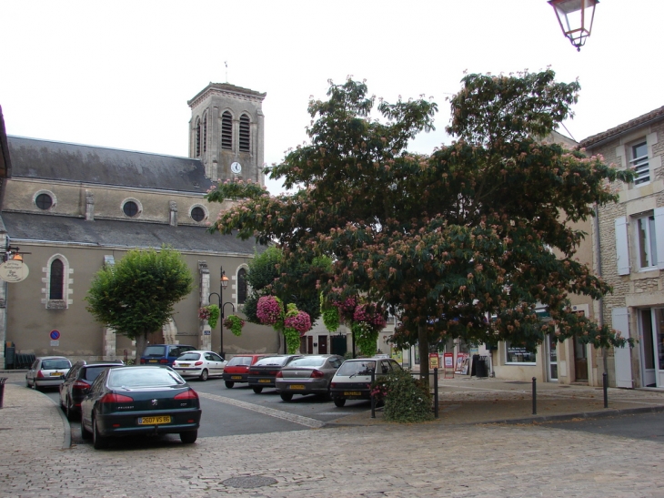 La Place de l'Eglise - Vouillé