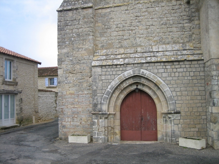 Porte de l'église - Vouzailles