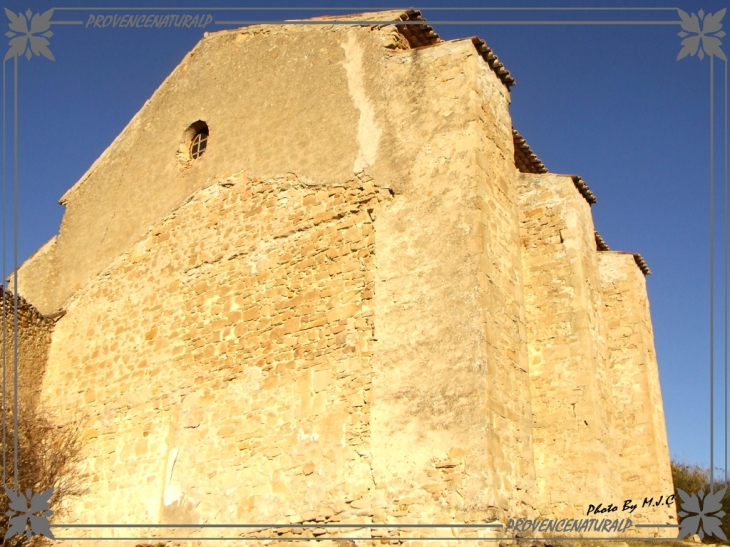 Le dos de l'église où l'on peut voir les traces d'anciens batiments - Aiglun