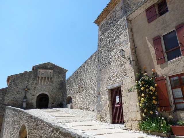 La Tour carrée et le portail à mâchicoulis - Banon