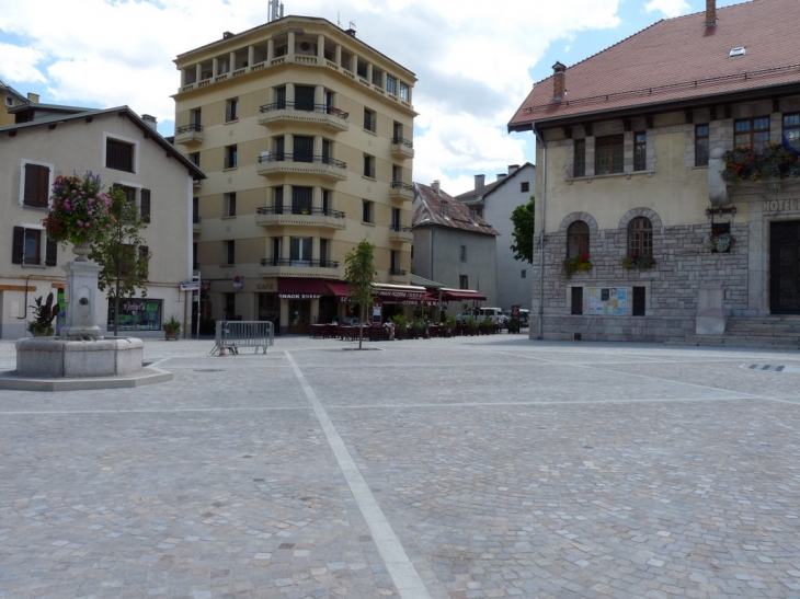 Place Saint Maurice ,devant l'hotel de ville - Barcelonnette