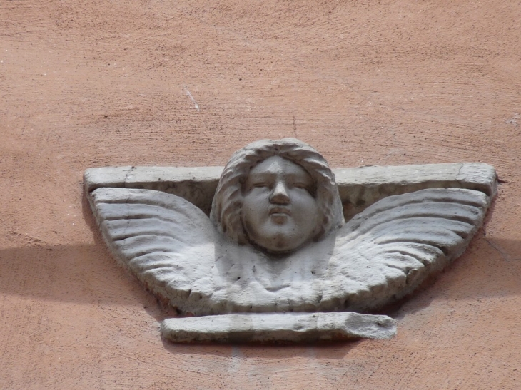 Sur une  facade , rue Manuel - Barcelonnette