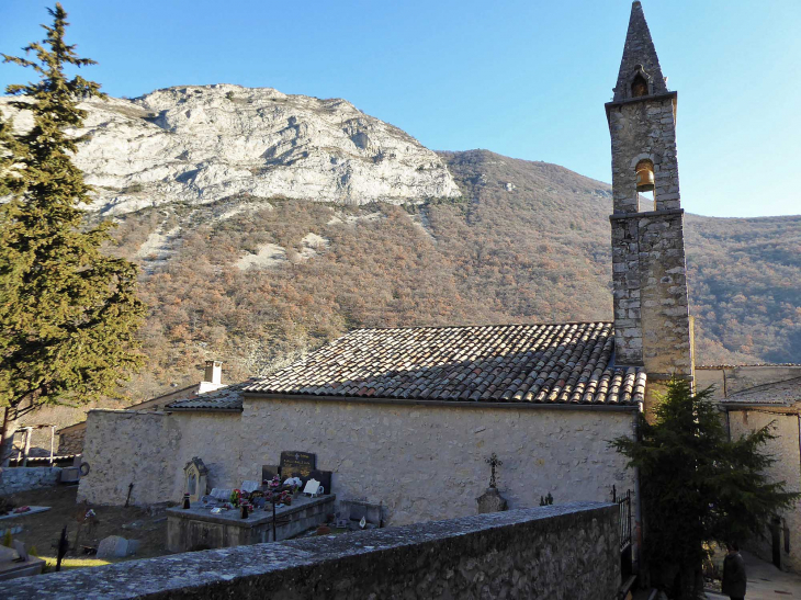 La montagne derrière l'église et le cimetière - Entrepierres