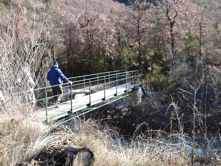 Passerelle de la Délasse en hommage à Roger Chabaud - Estoublon