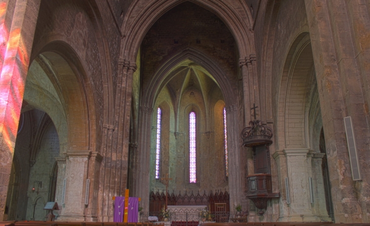 La nef de la cathédrale en     HDR - Forcalquier