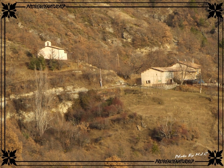 Une vue sur  le hameau de Ainac Lambert - La Robine-sur-Galabre