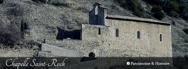 La chapelle St Roch avant sa restauration, accrochée au flanc des rochers côté village (La combe). - Les Mées