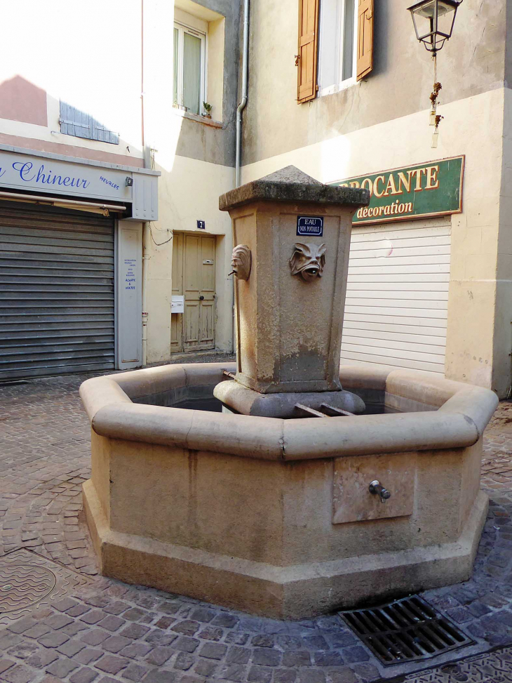 Rue Guilhempierre : fontaine - Manosque