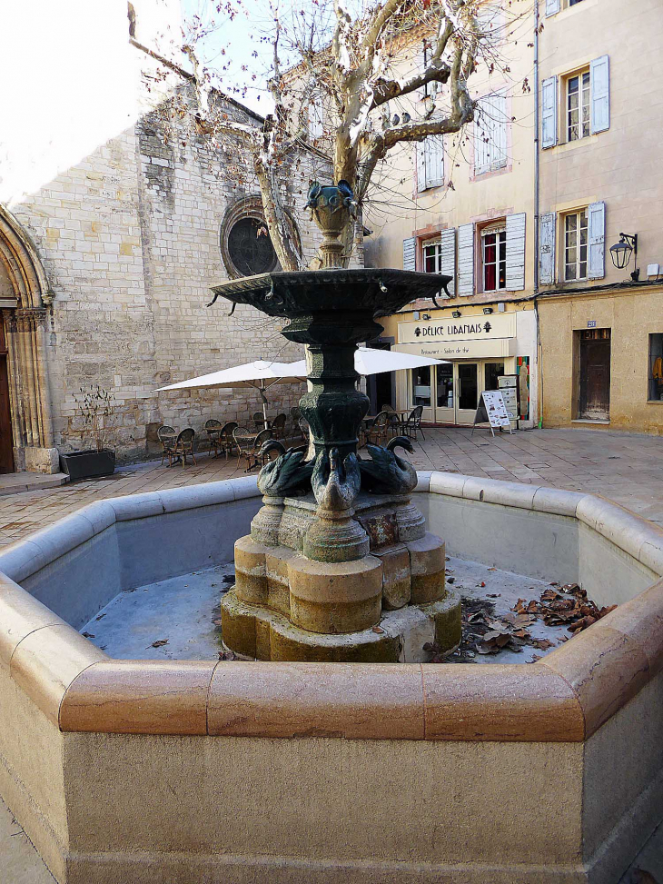Place de l'hôtel de ville : fontaine devant l'église - Manosque