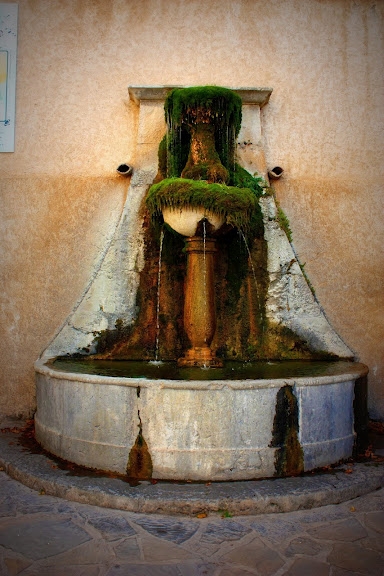 Fontaine à Moustiers Ste Marie - Moustiers-Sainte-Marie