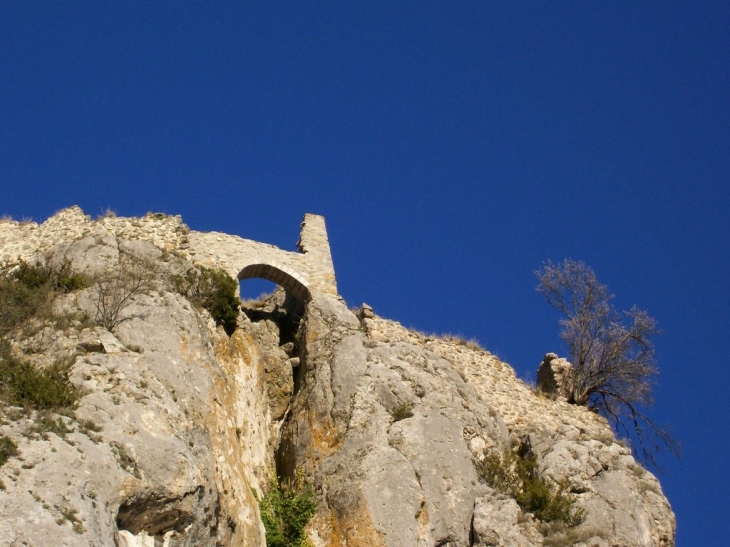 Vestiges du château médiéval - Rougon
