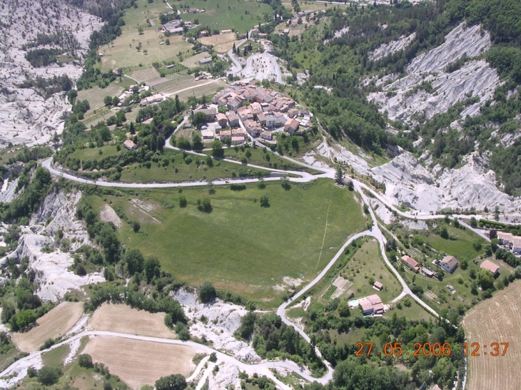 Le village - photo prise en parapente depuis le décollage du col du Fa - Saint-Benoît