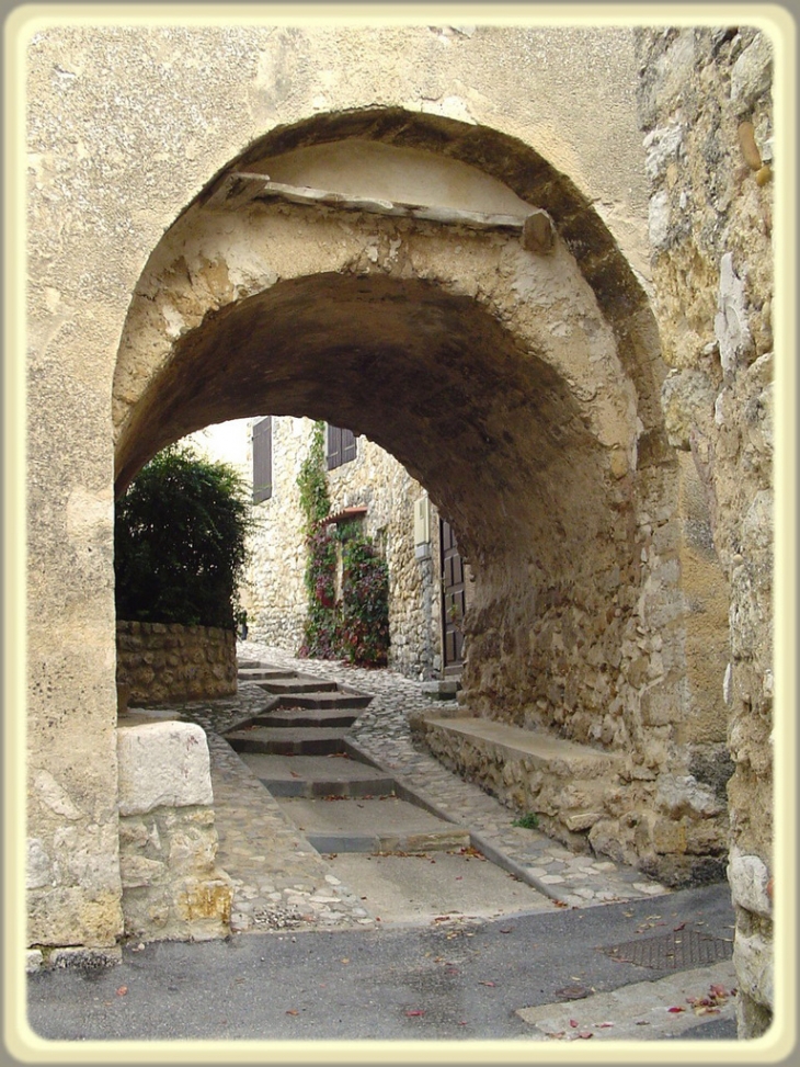 Porche d'entrée XIé siècle - Saint-Laurent-du-Verdon